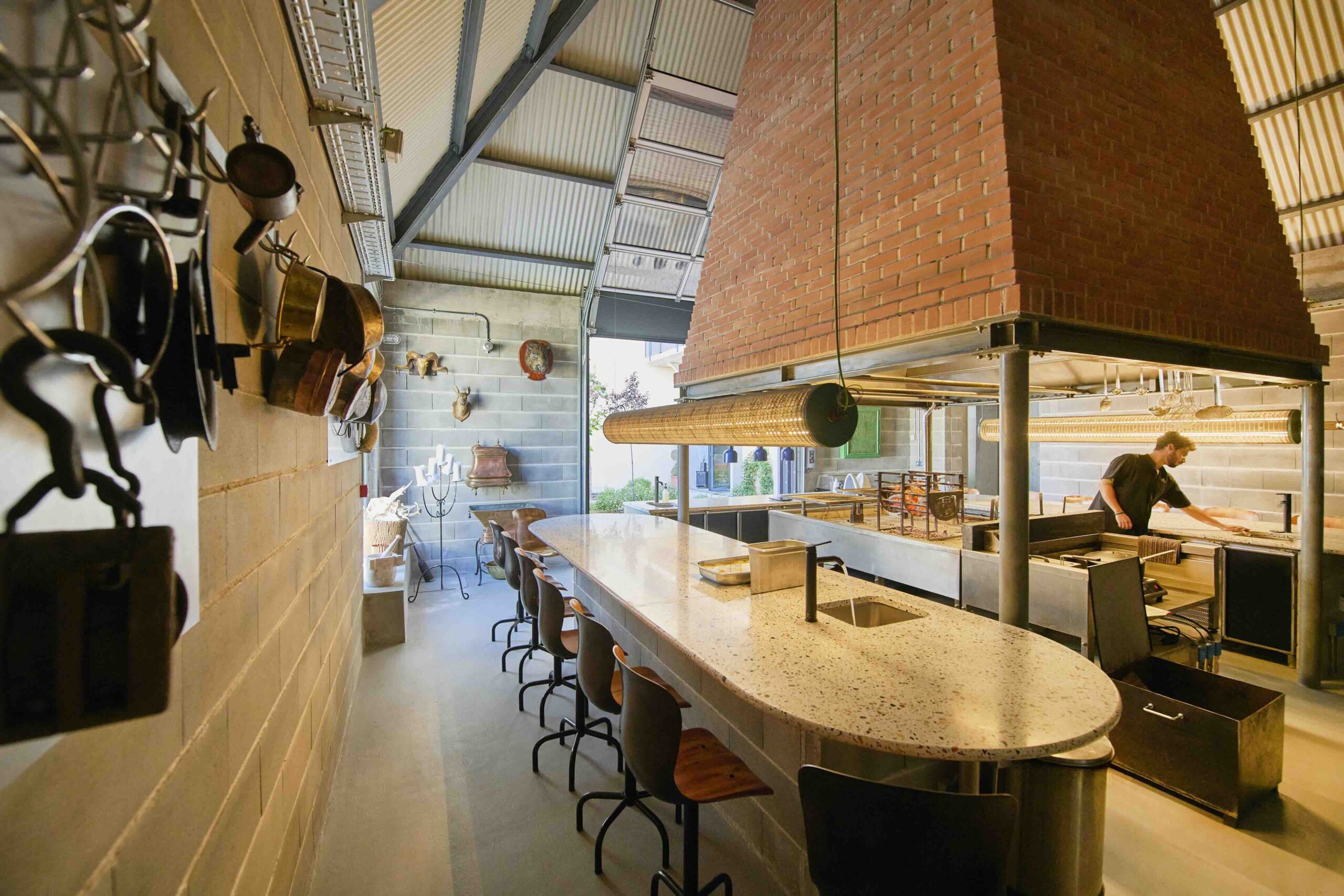 Eat & Drink 1 Moagem - Industrial Lodge | Moagem Kitchen restaurante com cozinha de fogo com chaminé de 7m | Moagem Kitchen fired-based cuisine restaurant with a 7m chimney.